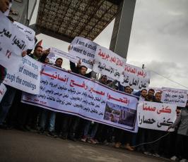 الطلبة تعتصم قبالة بوابة معبر رفح البري للمطالبة بفتح المعبر.  ‫(38076930)‬ ‫‬