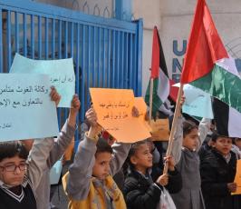 بالصور:وقفة لأطفال غزة أمام مقر الانروا بغزة احتجاجاً على تقليص المساعدات
