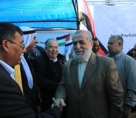المئات من الفلسطينين يؤمون خيمة العزاء التي أقيمت في ساحة الجندي وسط غزة تضامنا مع الشعب المصري ‫(38339078)‬ ‫‬