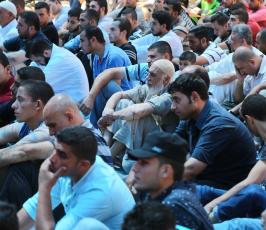 مئات المواطنين يصلون قبالة الصليب الاحمر دعما للاسرى ‫(29732751)‬ ‫‬