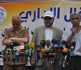 بالصور: الاعتصام الاسبوعي لاهالي الاسرى بالصليب بحضور موسى ابو مرزوق