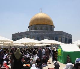 أكثر من ربع مليون فلسطيني يؤمون الاقصى في جمعة رمضان الثالثة