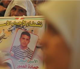بالصور:عدسة "فلسطين اليوم" تنضم لاعتصام أهالي الأسرى أمام مقر الصليب