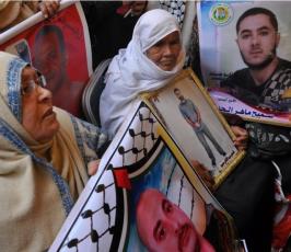 بالصور:عدسة "فلسطين اليوم" تنضم لاعتصام أهالي الأسرى أمام مقر الصليب بغزة