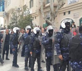 متظاهرون يحتجون على محاكمة السلطة للشهيد باسل الأغرج ورفاقه الخمسة في رام الله (2)