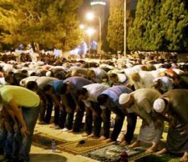 آلاف المقدسيين يحرصون على اداء التراويح في الاقصى