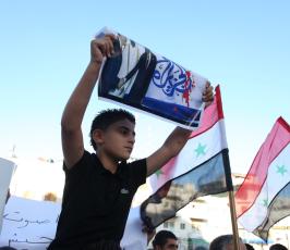 فلسطينيون يحتجون ضد فضائية الجزيرة في رام الله