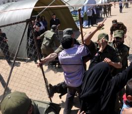 عشرات الغزيين يهاجمون سجن إسرائيلي وسط مدينة غزة