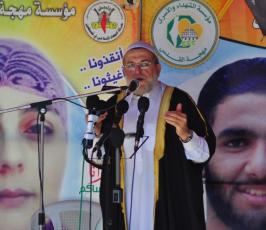 الجهاد تؤدي صلاة الجمعة امام الصليب الاحمر تضامنا مع الاسرى