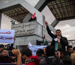 الطلبة تعتصم قبالة بوابة معبر رفح البري للمطالبة بفتح المعبر.  ‫(38076936)‬ ‫‬