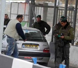 نشطاء فلسطينيون يعودون إلى باب الكرامة شمال غرب القدس المحتلة