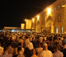 نحو 300 الف فلسطيني يحيون ليلة القدر في رحاب المسجد الاقصى المبارك