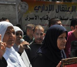 بالصور: وقفة تضامنية امام مقر الصليب الاحمر بغزة لنصرة الاسرى الاداريين
