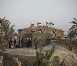 نشطاء فلسطينيون يقيمون قرية ‘عين حجلة‘ رفضاً لتهويد الاغوار