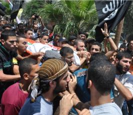 جماهير غفيرة تشيع جثماني شهيدي وسط قطاع غزة