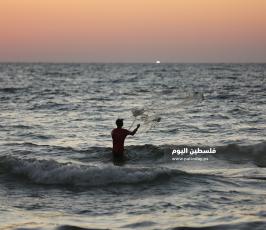 صياد فلسطيني يمارس مهنة الصيد على الشاطئ (9).JPG