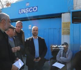 صحفيون يوقعون بالدم على خارطة فلسطين  (3).JPG