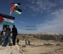 نشطاء فلسطينيون يعودون إلى باب الكرامة شمال غرب القدس المحتلة