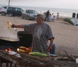 بائعين الذرة على شاطى بحر غزة ‫(39256589)‬ ‫‬