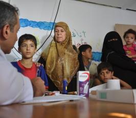 الجهاد تنظم لجان طبية لتقديم الفحوصات والأدوية للمشردين في مراكز الإيواء