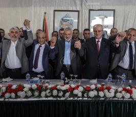 رئيس الوزراء والوفد المرافق خلال زيارتهم لمنزل عضو اللجنة المركزية في فتح أحمد حلس شرق غزة ‫(387740861)‬ ‫‬