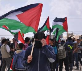 بالصور:ناشطون غزيون يحيون ذكرى يوم الأرض شرقي المنطار