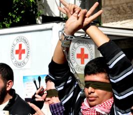 وقفة تضامنية مع الاسرى المضربين عن الطعام بسجون الاحتلال