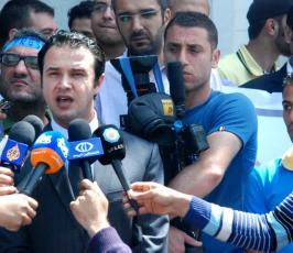 وقفة تضامنية مع الزميل المصور محمد عثمان بغزة في الذكرى الأولي لإصابته