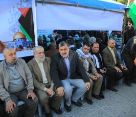 المئات من الفلسطينين يؤمون خيمة العزاء التي أقيمت في ساحة الجندي وسط غزة تضامنا مع الشعب المصري ‫(38339080)‬ ‫‬
