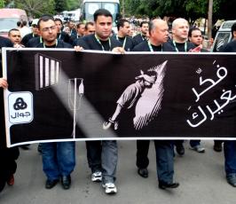 موظفوا جوال يتضامنون مع الاسرى المضربين بسجون الإحتلال