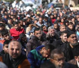 صلاة الجمعة أمام مقر الصليب الأحمر في غزة  ‫(39387672)‬ ‫‬
