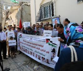 وقفة تضامن مع شهداء الصحافة على ركام منزل الشهيد الصحفى محمد ضاهر فى الذكرى الاولى لعدوان ‫(1)‬