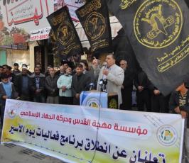 بالصور:مهجة القدس تطلق برنامج فعاليات يوم الأسير الفلسطيني من أمام منزل عائلة الأسير أحمد السكني