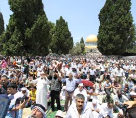 أكثر من ربع مليون فلسطيني يؤمون الاقصى في جمعة رمضان الثالثة