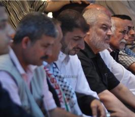 الجهاد تقيم صلاة الجمعة أمام مقر الصليب الأحمر بمدينة غزة