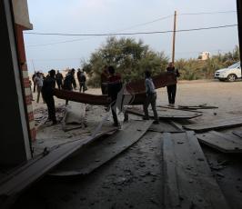  تضرر منازل المواطنين جراء القصف الإسرائيلي الذي استهدف موقع البحرية غرب خانيونس (4)