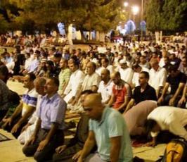آلاف المقدسيين يحرصون على اداء التراويح في الاقصى