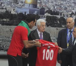 وصول المنتخب الفلسطيني لكرة القدم الى رام الله ولقاء الرئيس عباس