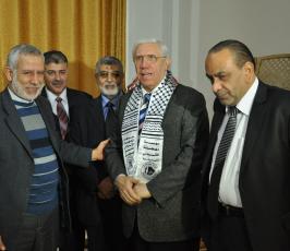 الدكتور الهندي يستقبل وفد المحامين العرب في مكتبه