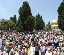 أكثر من ربع مليون فلسطيني يؤمون الاقصى في جمعة رمضان الثالثة
