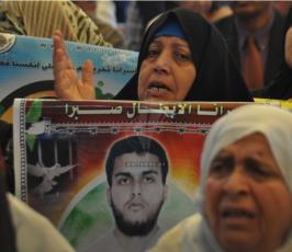بالصور:إضراب الأسرى الإداريين يخيم على الاعتصام الأسبوعي لأهالي الأسرى بالصليب