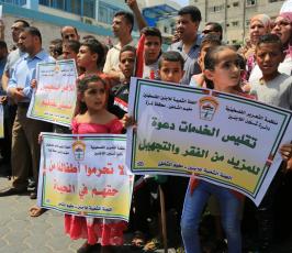وقفة ضد تقليصات الانروا أمام مقر السويدي بغزة ‫(29717905)‬ ‫‬