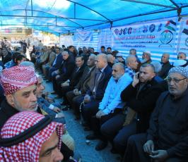 المئات من الفلسطينين يؤمون خيمة العزاء التي أقيمت في ساحة الجندي وسط غزة تضامنا مع الشعب المصري ‫(38339077)‬ ‫‬