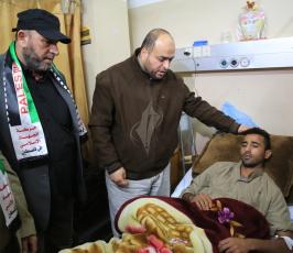 بالصور:قادة من حركة الجهاد الإسلامي يعودون جرحى "جمعة الغضب"