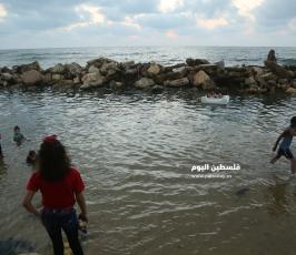 بحر غزة من حرارة الجو وانقطاع التيار الكهربائي (8).JPG