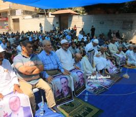 صلاة الجمعة أمام مقر الصليب  ‫(35652123)‬ ‫‬.JPG
