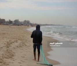 مهنة الصيد في الأجواء البادرة على شاطئ غزة (2).JPG