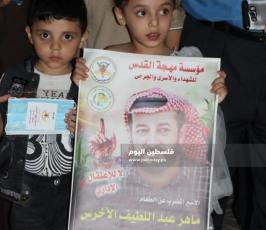 وقفة تضامنية مع الاسير ماهر الاخرس بغزة اضاءة الشموع (8).jpg