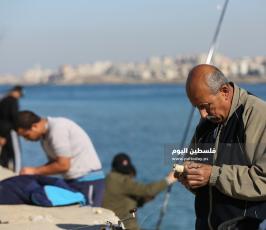 صيد بالصنارة في ميناء غزة البحري (17).JPG