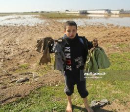 فتح سدود مياه الأمطار على أراضي المواطنين شرق حي الشجاعية (13).JPG